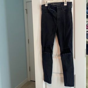 American Eagle black knee rip stretchy skinny jean